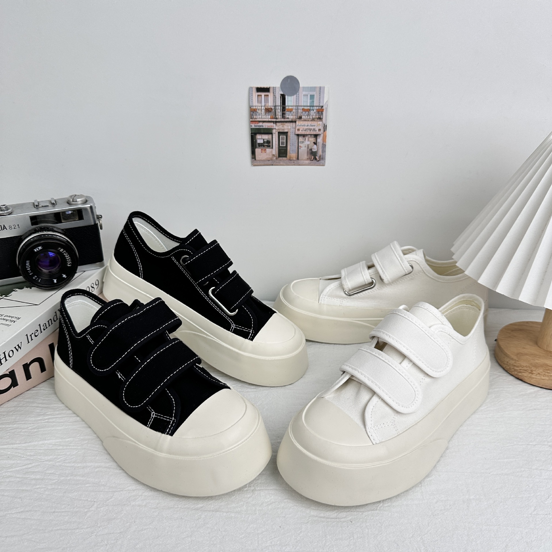 Farwave Velcro zapatos blancos para mujeres 2025 verano nuevos zapatos de lona transpirables con suela gruesa versátil zapatos de skate de nicho image 1