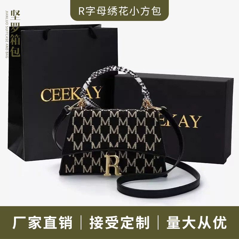 2024 nuevo portátil estilo Chanel R carta pequeña bolsa cuadrada de gama alta de moda estilo occidental todo partido hombro bolsa de mensajero