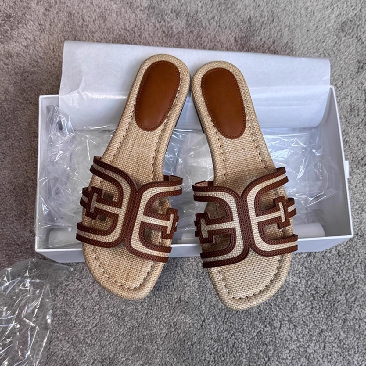 Inventario 2025 verano nuevo color retro tela de paja plana en una palabra H zapatillas para mujeres nuevo estilo de estilo de vacaciones