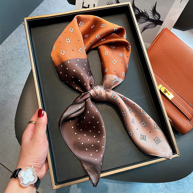 Bufanda cuadrada pequeña de satén de moda coreana 70 × 70, nueva bufanda de seda estampada, accesorios para el cabello, pañuelo para la cabeza, bufanda, serpentinas al por mayor