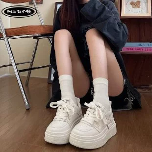 Маленькие увеличенные толстые подошвы маленькие белые туфли женская весна 2025 ins спортивные и повседневные кроссовки дикие новые