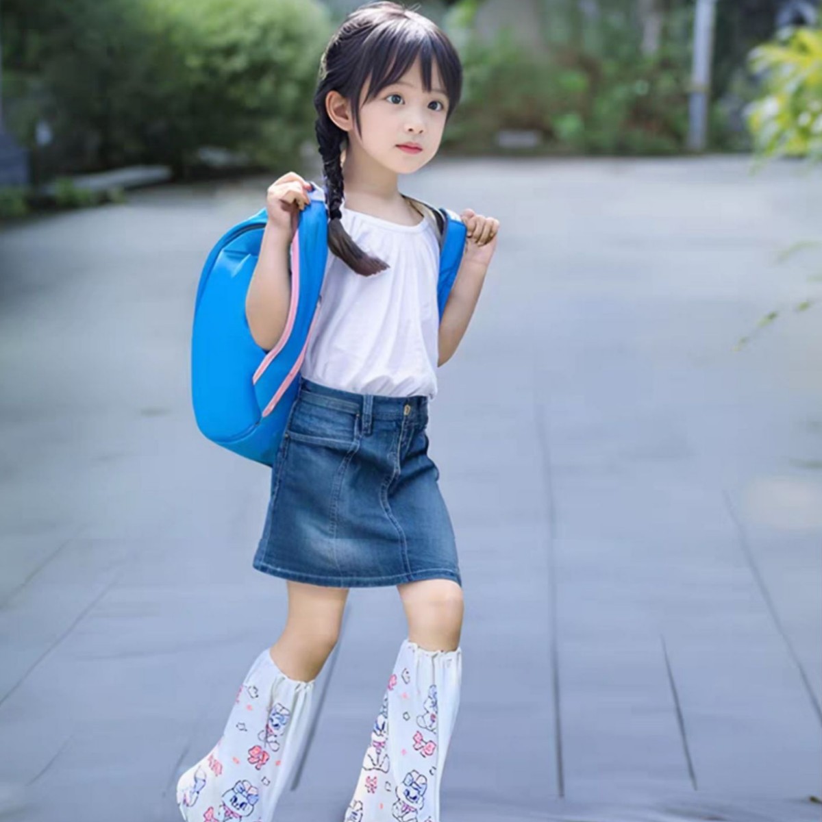 Cartoon thickened rain shoe covers for children and students, non-slip and anti-dirt, suitable for rainy and snowy days, fashionable outdoor rain boots and boot covers
