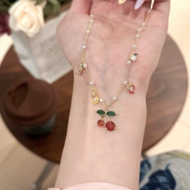 项链;耳钉;手链