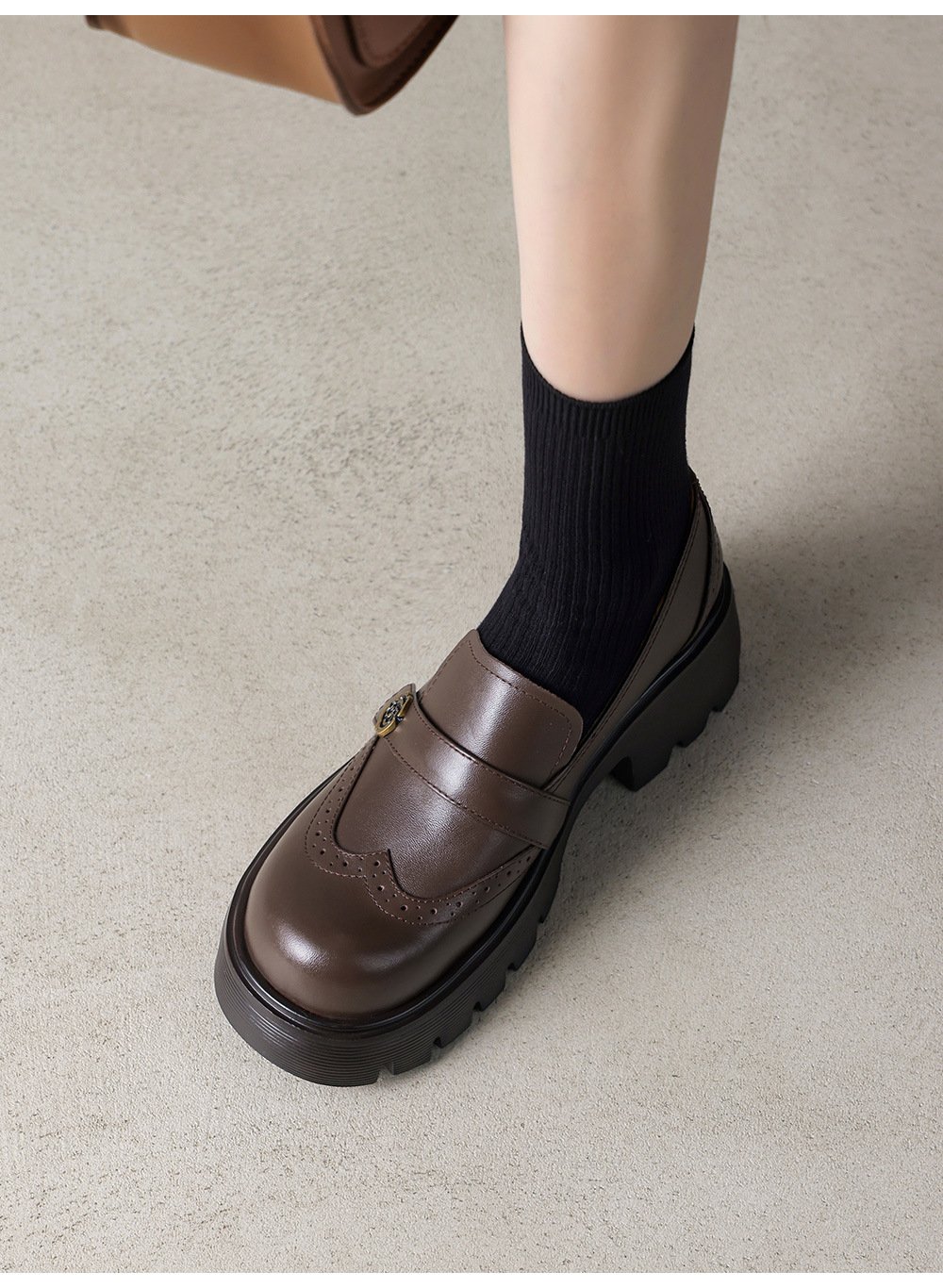 Giày loafer nữ đế xuồng phong cách Anh cổ điển, mũi tròn, gót cao nhỏ, họa tiết hoa sơn trà — màu nâu chi tiết 5