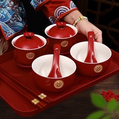 結婚はティーカップの赤い喜碗の乾杯を口直しします。