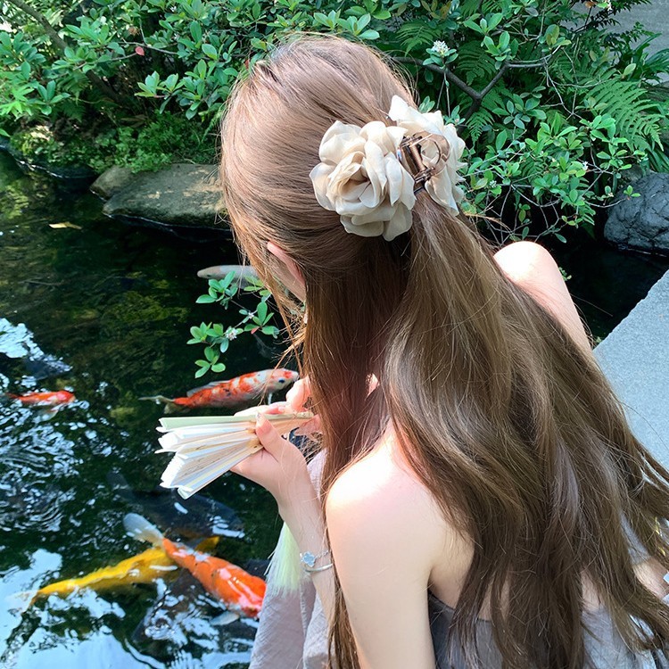[ピーチティー] 雰囲気のあるメッシュローズフラワー半結びヘアクリップ女性用 2025 新しい海辺の花ヘアアクセサリー|undefined