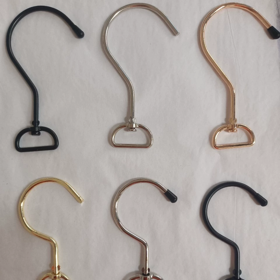 Производитель поставляет аксессуары для багажа, рюкзаки, крючки для одежды, крючки для портфелей с электрофорезным черным покрытием и вращающимися элементами.