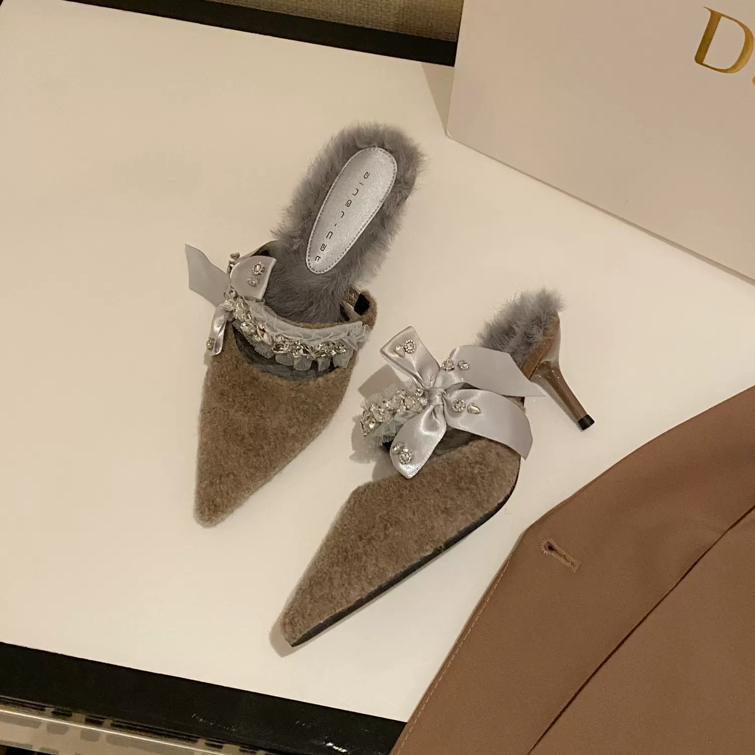 53016 高跟拖鞋女细跟2025年毛绒包头兔毛半拖鞋尖头蝴蝶结毛毛鞋