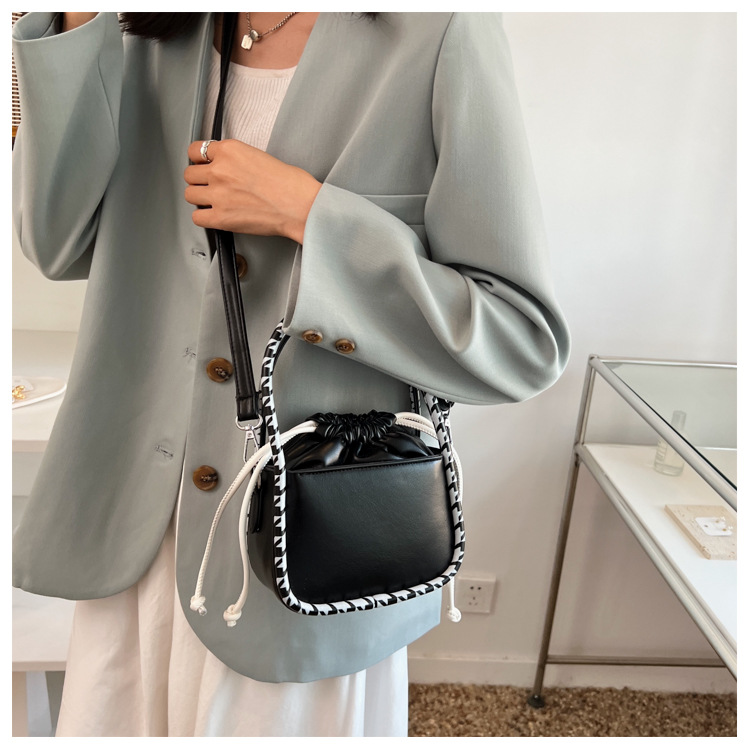 Fashion Small Women's 2022 Summer New Hand-carrying Drawstring Small Square Bag display picture 2