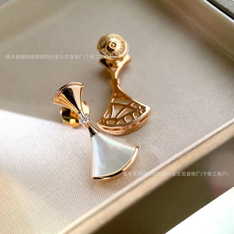 V ゴールド スカート シェイプ イヤリング レディース 18K ローズゴールドメッキ ダイヤモンドとマザーオブパール カーネリアン シェイプ イヤリング|undefined