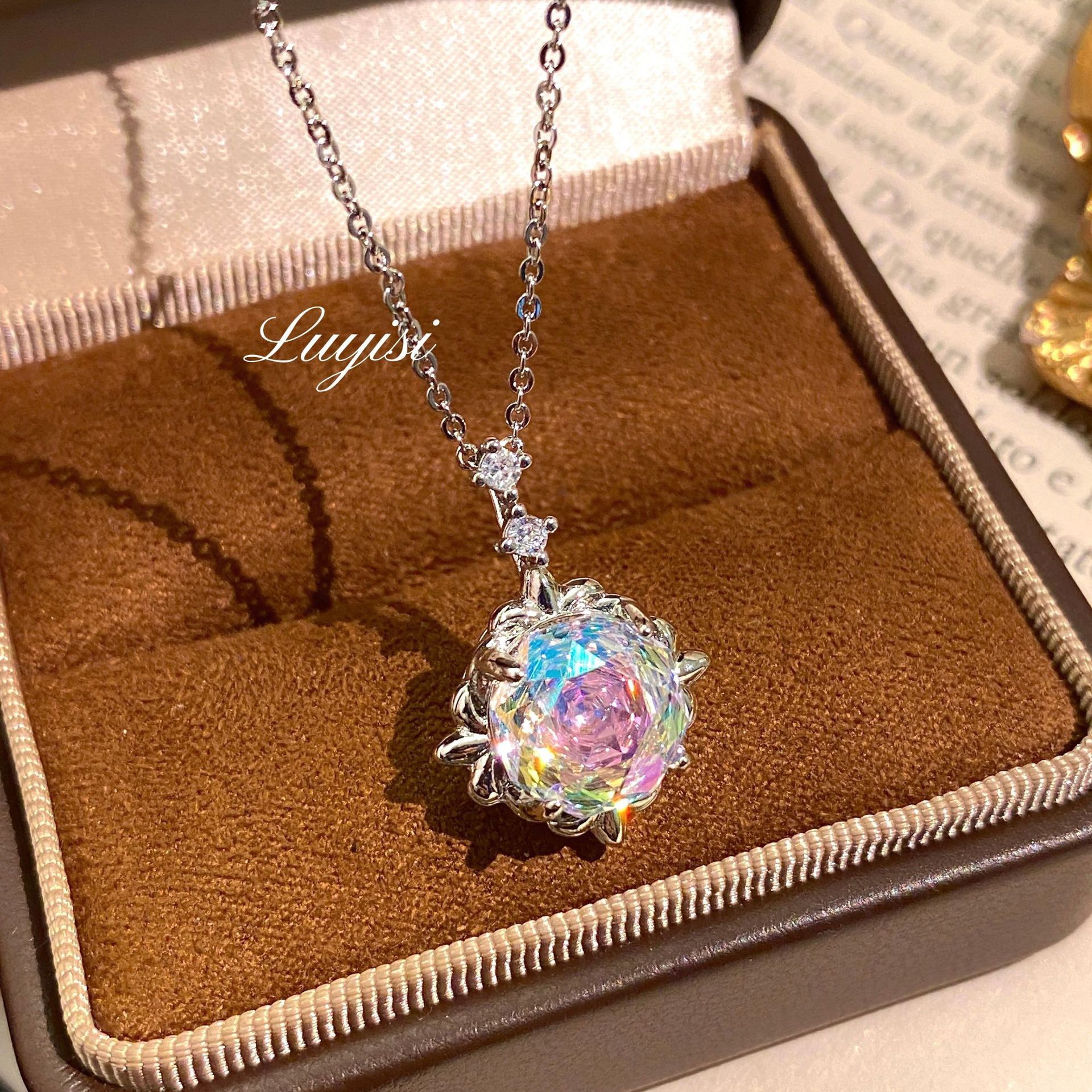 눈부신 그린과 퍼플 펜던트 [체인 제외]