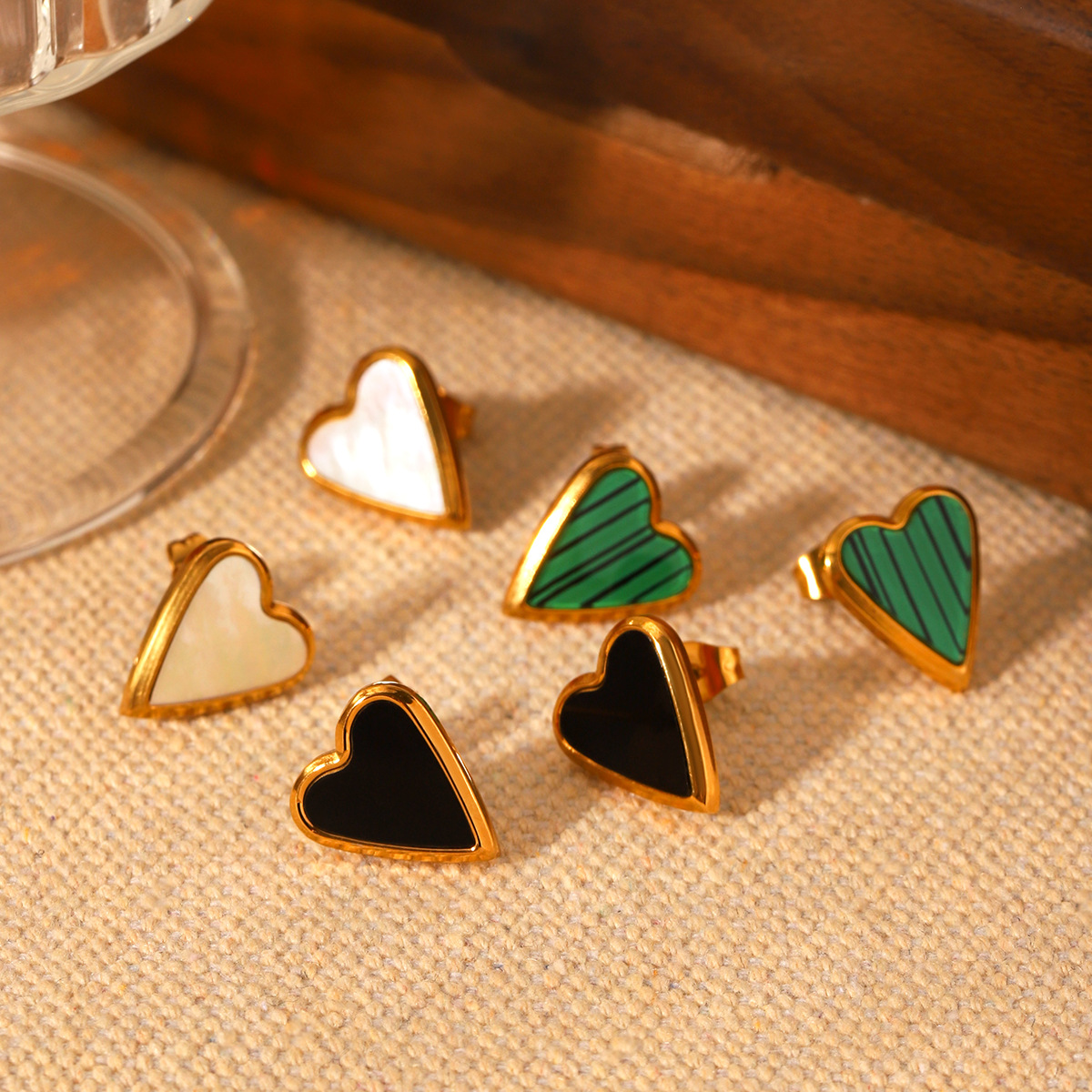 Pendientes de amor de acero inoxidable europeo y americano con incrustaciones de aretes en forma de corazón de concha blanca acrílica Pendientes de alta calidad para mujer Joyas de acero de titanio