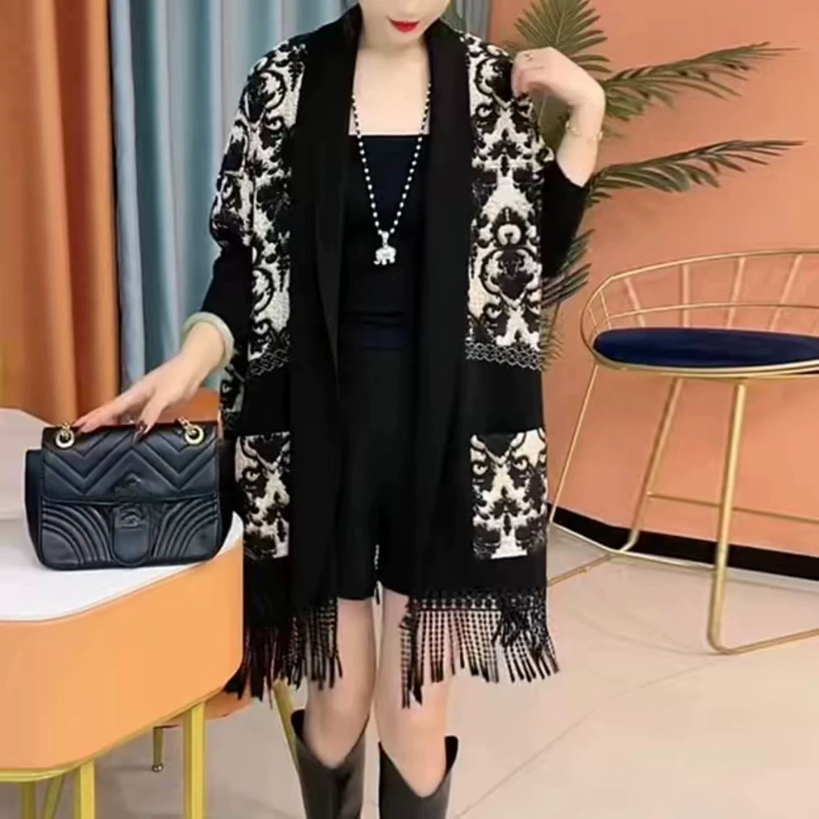 Мама средних лет одета в элегантный новый трикотажный шаль