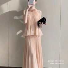 ����Ư��һ����Ů�����߶���������С����ɫ�Ҳ�ѩ�ĳ�����װȹ