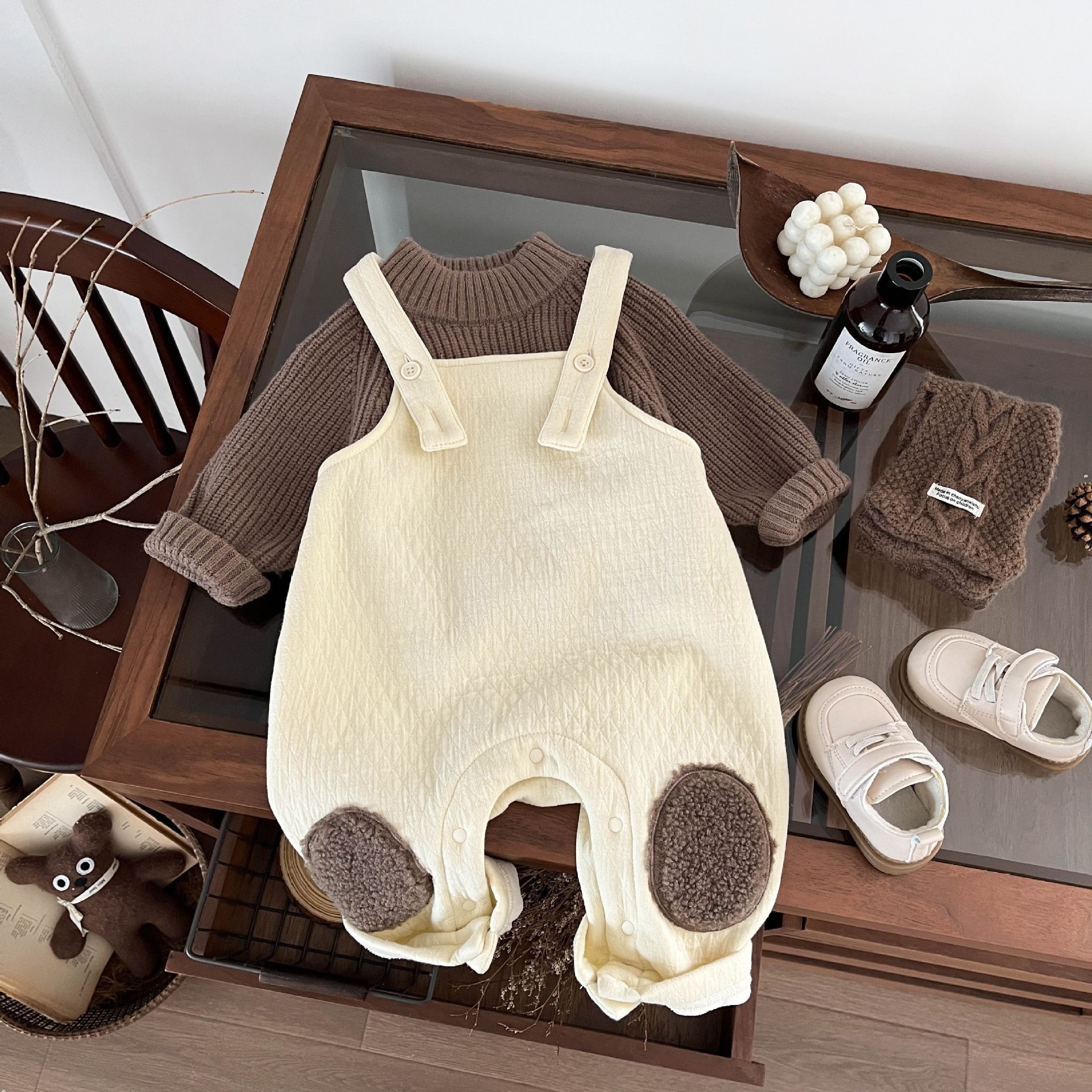 Baby autumn and winter overalls set, cute and stylish Korean-style fleece-lined pants, warm two-piece outfit