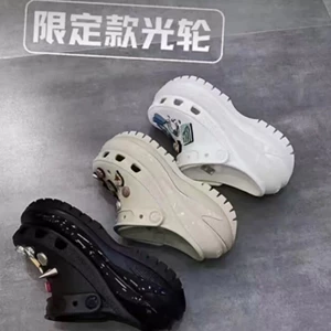 Тапочки в стиле Crocs, хайлайтер на платформе, пляжные мюли, увеличивают рост, закрытый носок