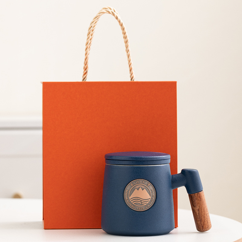 Taza de cerámica famosa escuela taza de filtro taza de marca taza de metal bronce relieve impresión LOGO taza de agua taza con tapa caja de regalo