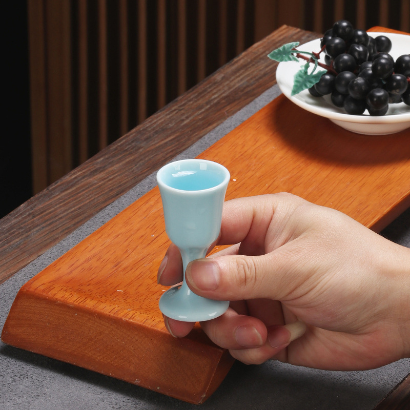 陶磁器の高足杯の白酒の一口の強い杯の青磁のロゴの花の面は贈り物のホテルの酒器の日用品を印刷します。|undefined