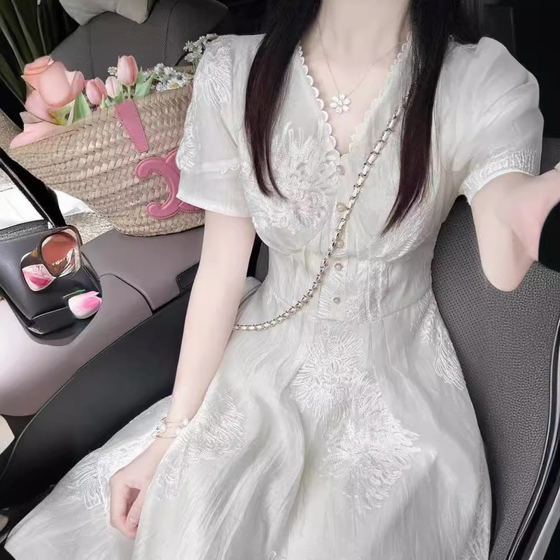 Windsor Castle Heavy Industry Embroidered dress Women's 2024 Summer New French Style Elegant V-neck Short-sleeved Waisted Long Dress