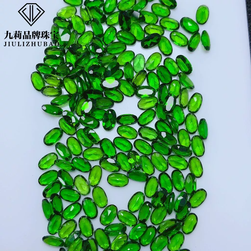 Оптовая продажа натуральных камней диопсид, круглой и овальной формы, различных размеров, подходящих для инкрустации колец и подвесок.