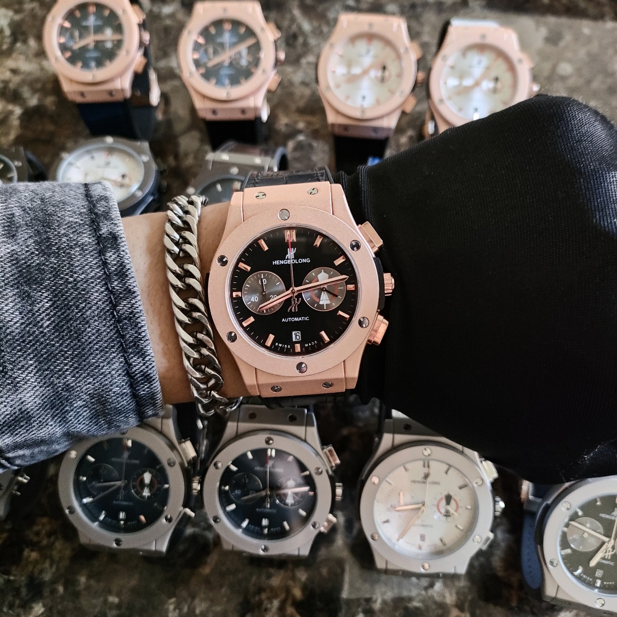 恒家は時間を計って秒の多機能の石英の男性の時計を走らせます。