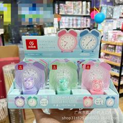 一二年生の子供の時計の印鑑小学生は時計の時間を知っています。