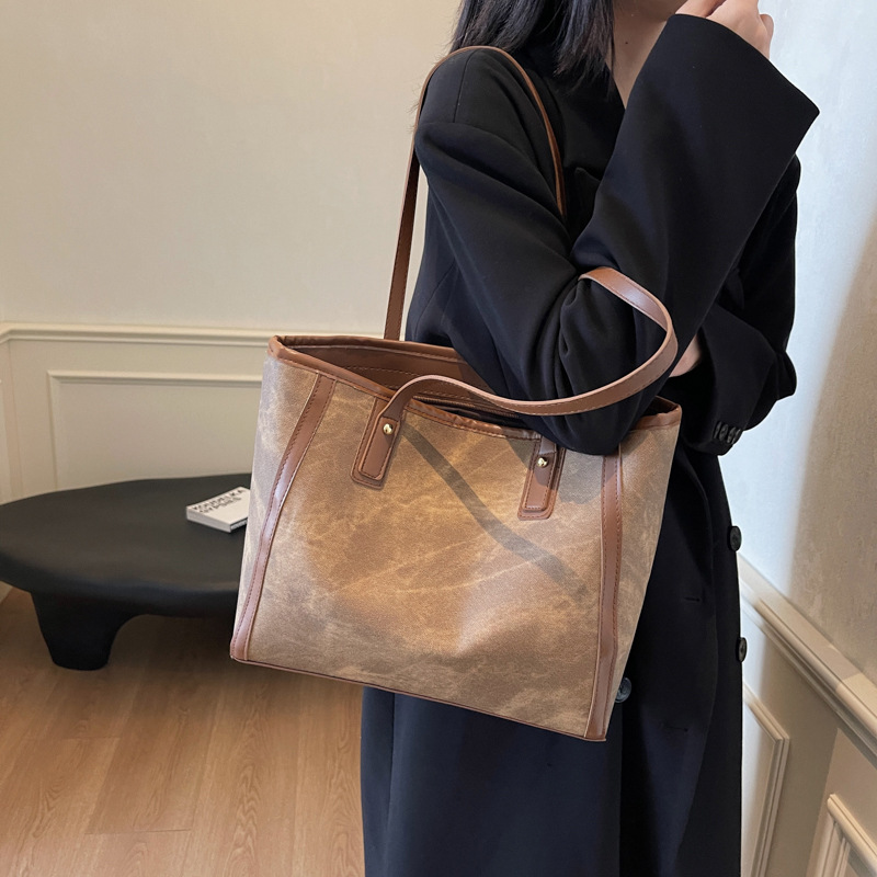 Alta sensación de bolso de mano de gran capacidad para mujeres otoño / invierno 2024 nuevo estilo retro moda tote bolso de hombro