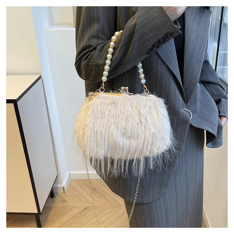 Women's Exquisite furry plush bag messenger bag autumn and winter plush bag pearl chain handbag_voghion.com