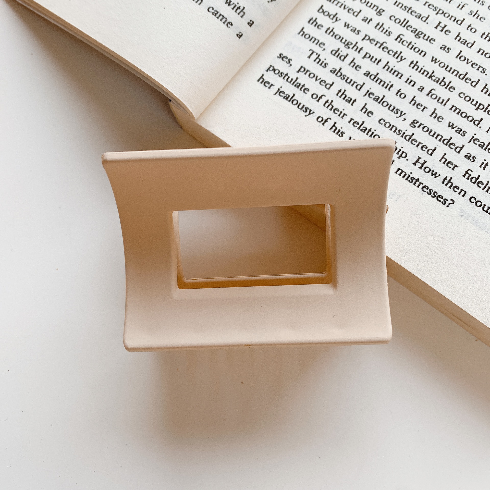 Leche marrón captura clip neto rojo 2022 Nueva horquilla trasera cabeza captura de pelo grande tiburón clip tocado horquilla para las mujeres