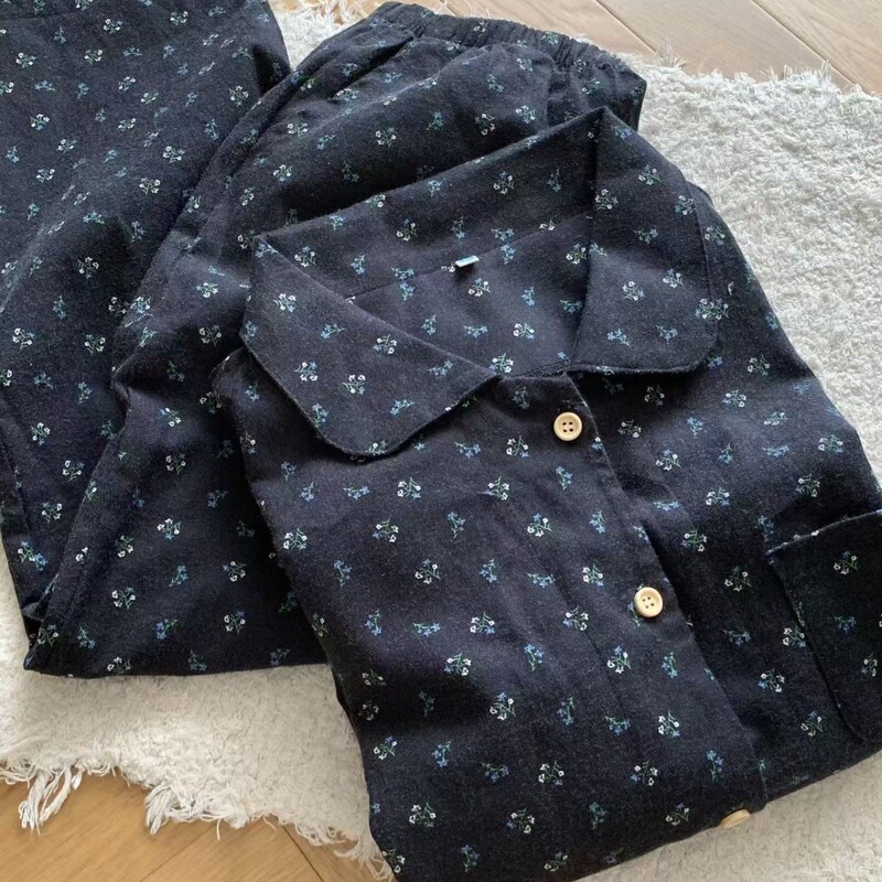 New! Deep Blue Floral Print, Thickened Cotton Flannel Loungewear Set with a Turn-Down Collar, Long Sleeves, and Long Pants, Suitable for Wearing Outside New! Deep Blue Floral Print, Thickened Cotton Flannel Loungewear Set with a Turn-Down Collar, Long Sleeves, and Long Pants, Suitable for Wearing Outside