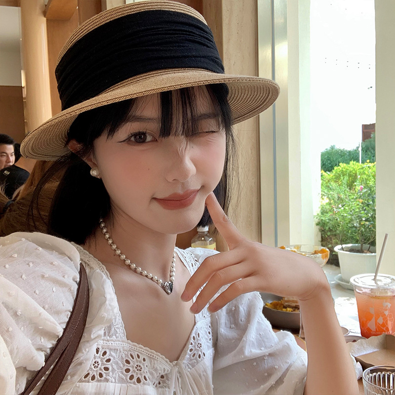 平頂の麦わら帽子の女性の夏の海辺の休暇のビーチの日よけの日焼け止めの帽子