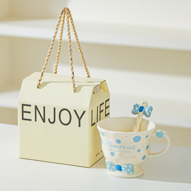 Taza de cuchara de lazo Juego de taza de niña linda Taza de bebida Taza de regalo pequeña Taza de cerámica de alto valor