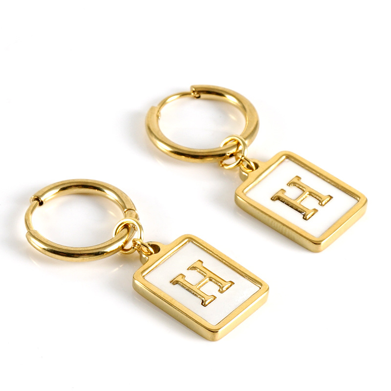 Cross-border ins estilo pendientes de letras de concha de acero inoxidable hembra 18K pendientes de acero de titanio de oro 26 letras pendientes cuadrados hembra