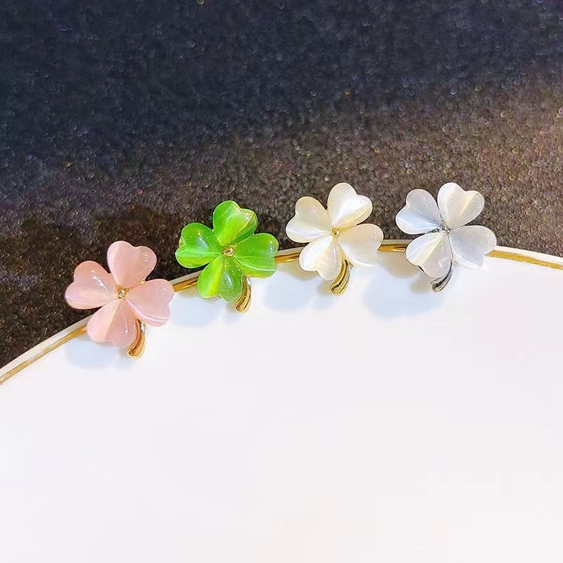 Four-leaf clover brooch women's 2024 new fashion niche design cat's eye stone corsage Japanese and Korean net red temperament pin