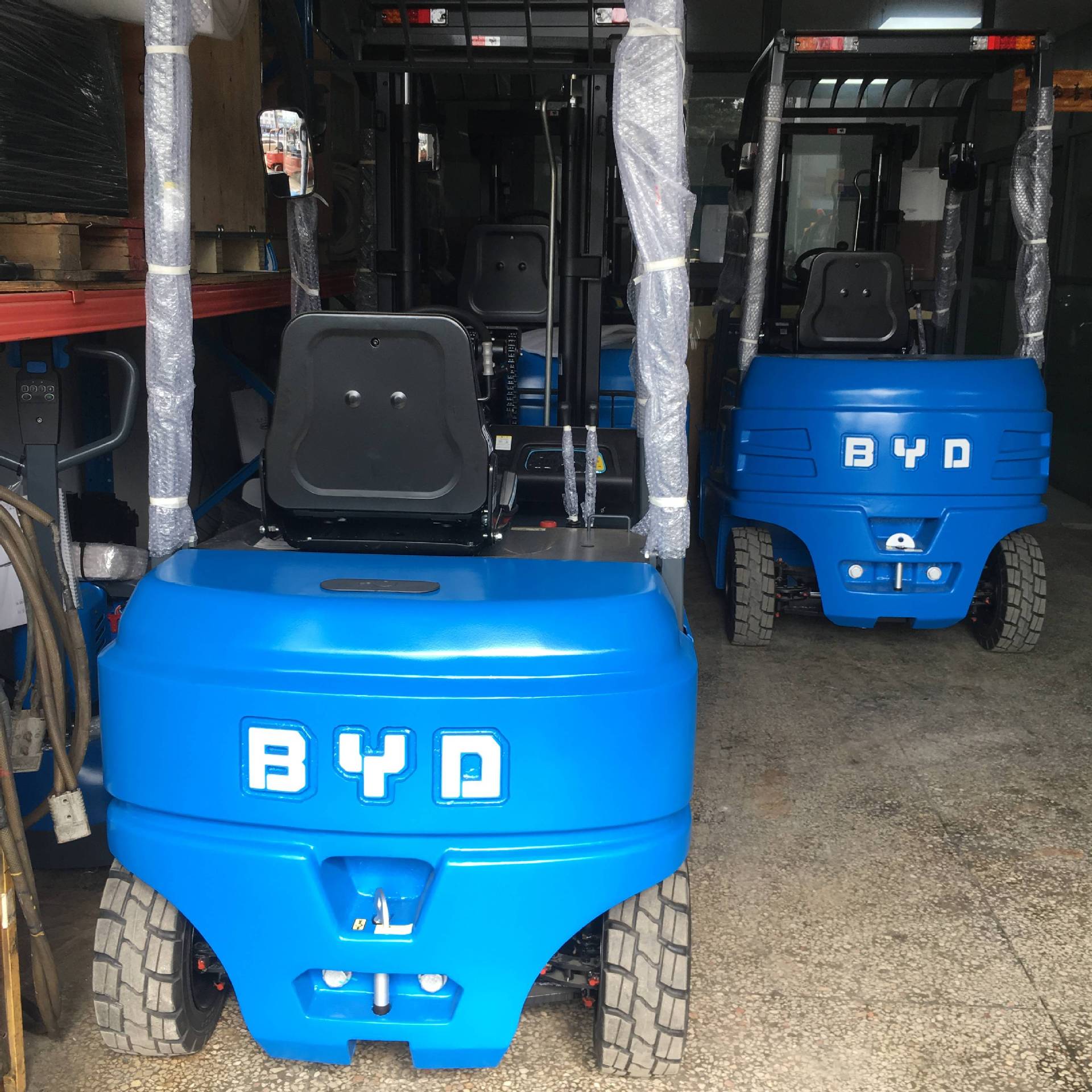 1.6吨全新电动叉车 蓄电池免维护铁锂蓄电池叉车 1.6吨锂电池叉车