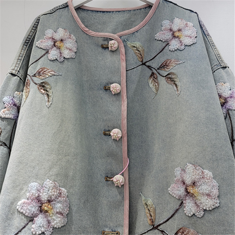 2026 primavera nuevo diseño de moda cuello redondo color contraste bordes flores con cuentas corta chaqueta denim de manga larga