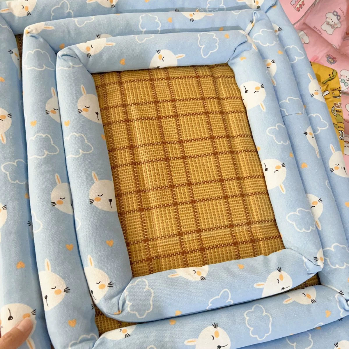 Летний коврик-гнездо для собаки удобен и дышащий. Коврик для собачьего и кошачьего гнезда прост в уходе, удобен и не прилипает к шерсти.