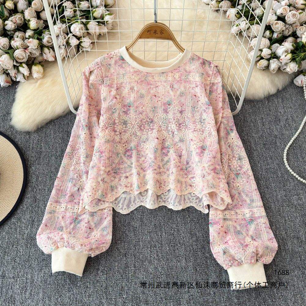 French retro round neck lace patchwork long-sleeved sweatshirt for women, 2026 new design, niche short top