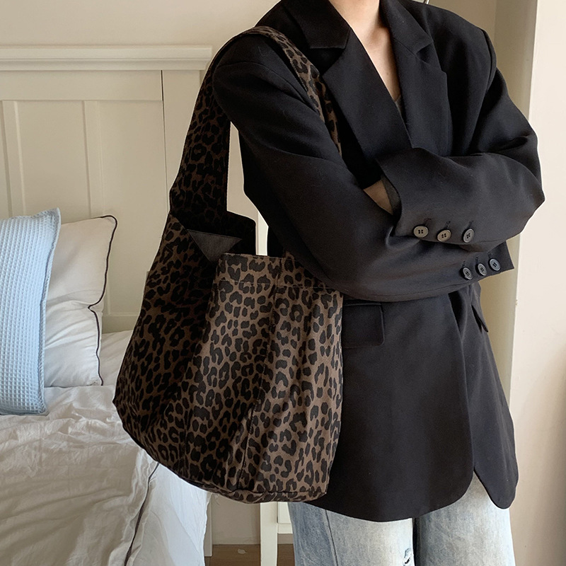 Bolsa de lona portátil, nuevo estilo coreano de patrón de leopardo, nicho casual, bolso de hombro de gran capacidad.
