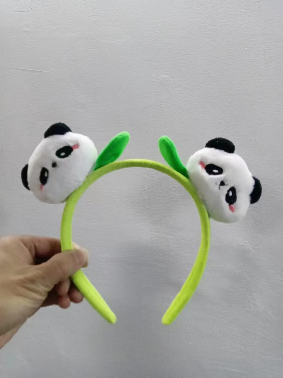 男女通用の大きいパンダのカチューシャは卸売りします。