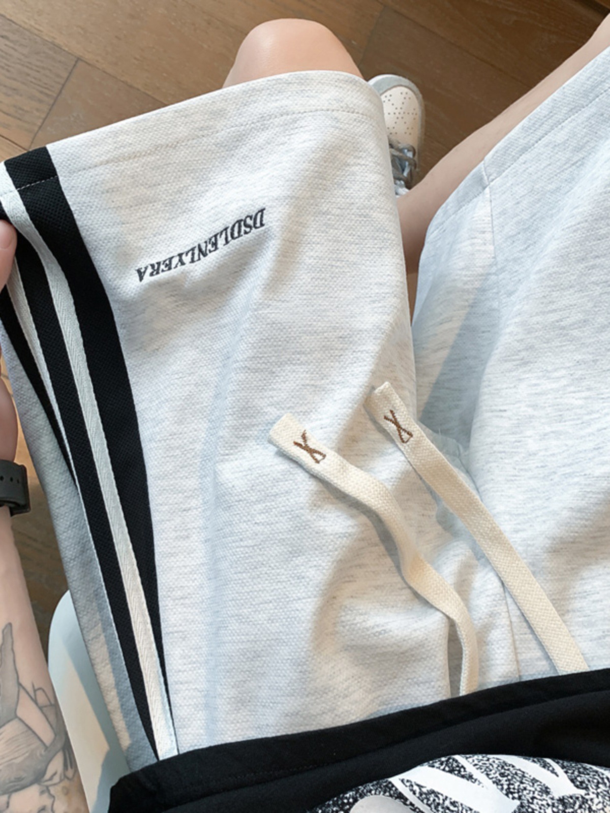 2025 marca de moda de verano nuevos pantalones cortos deportivos de sarga para hombres corriendo baloncesto pantalones casuales de cinco puntos tendencia