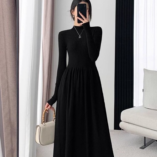 Half-high-neck black dress—autumn/winter new arrival, slimming and figure-flattering base layer dress; preppy-style, elegant, and versatile skirt.