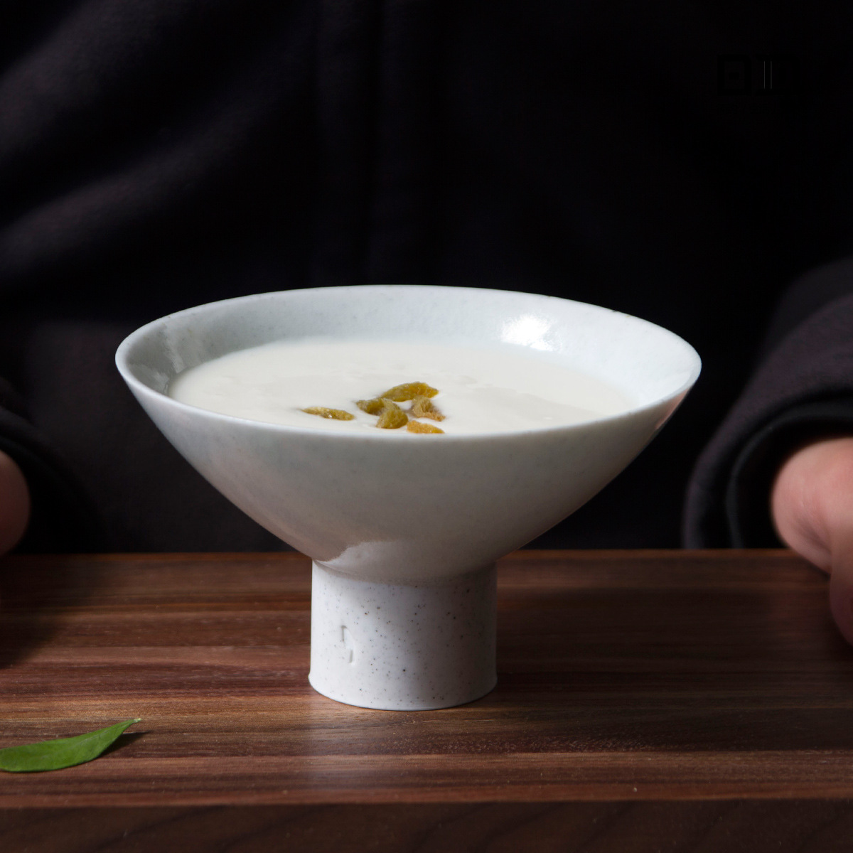 Tacos de arroz de cerámica de esmalte de metal original con utensilios de montaña y río Tacos de pies altos de estilo japonés Tacos de platos vegetarianos Zen