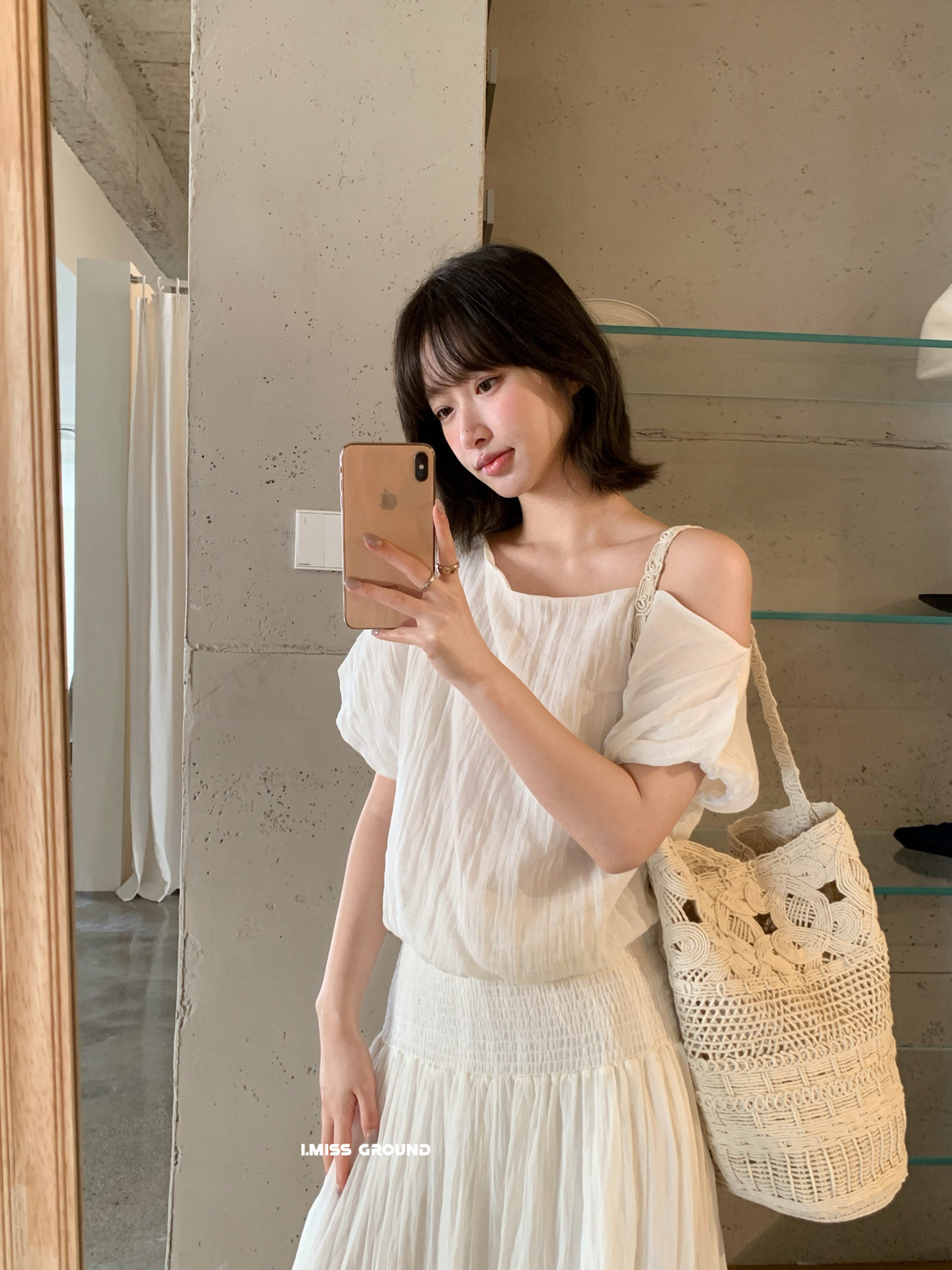 Bộ áo sơ mi lệch vai ngắn tay kết hợp chân váy xếp ly nữ tính phong cách Hàn Quốc — Áo sơ mi trắng, Áo sơ mi hồng cam, Chân váy hồng cam, Trắng nửa váy chi tiết 19