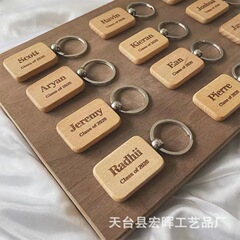 木の防水の木のブランドのケヤキの木のレーザーは鍵を彫って荷物のブランドのホテルの民宿の彫刻の看板を掛けます。