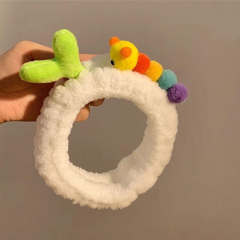 顔を洗って髪を洗って新型の少女の韓国の化粧をつけてマスクの専用のカチューシャをつけます。