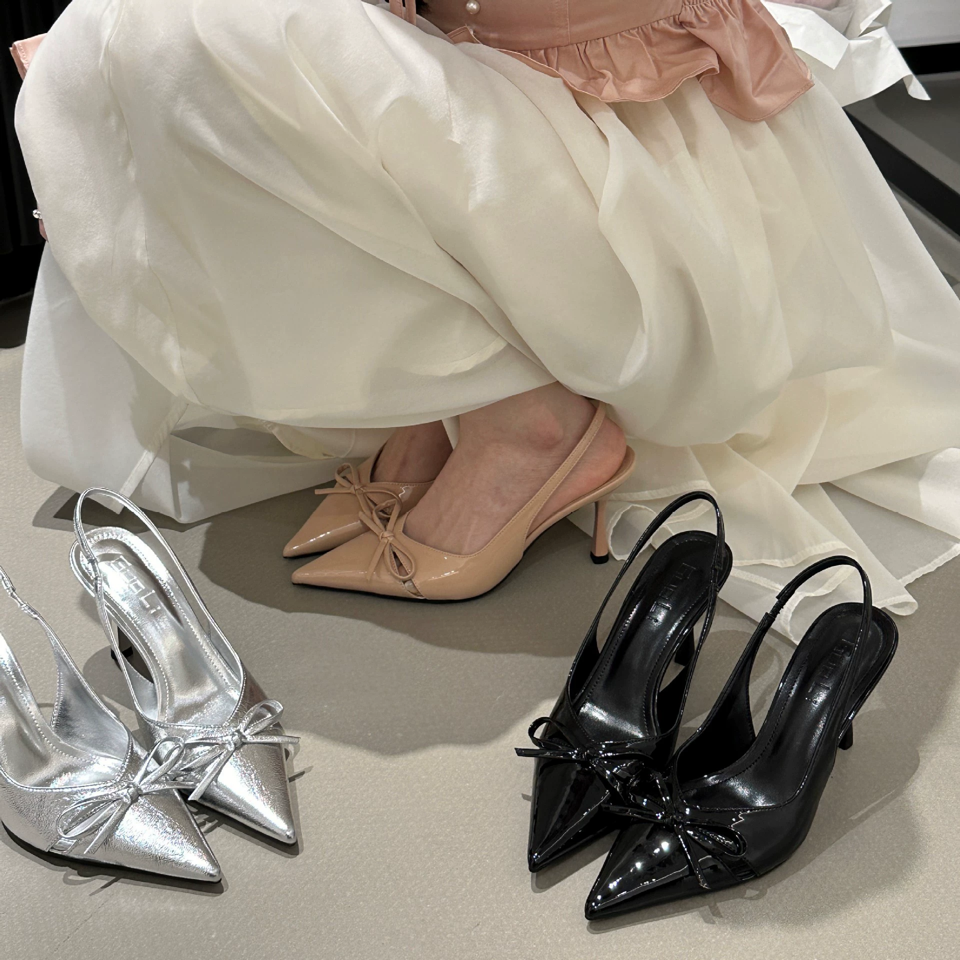 Острая голова бант с наконечник сандалии женский 2025 летний новый стиль задний ремень на каблуках на каблуках на средних каблуках одиночные туфли на высоком каблуке