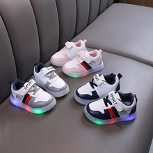 2023春秋季新款韩版男童休闲鞋魔术贴软底儿童板鞋女童LED亮灯鞋