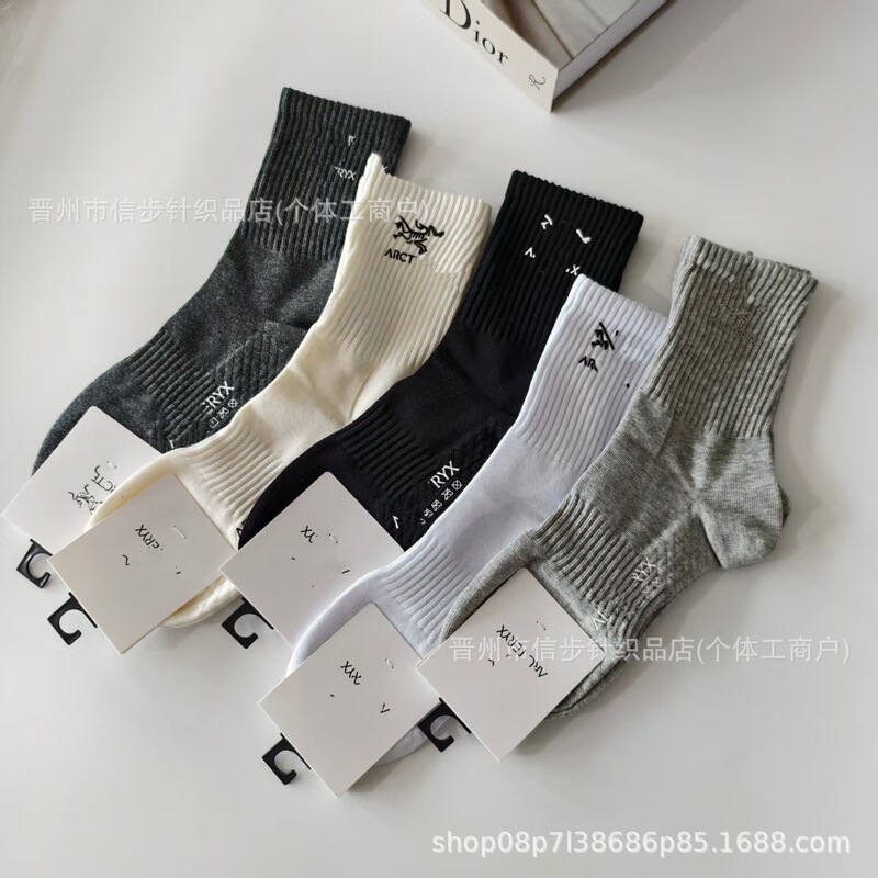 New Product: Bird's Nest Four-Season Mid-High Tube Solid Color Socks for Men and Women, Black and White Outdoor Sports Running Embroidered Cotton Socks New Product: Bird's Nest Four-Season Mid-High Tube Solid Color Socks for Men and Women, Black and White Outdoor Sports Running Embroidered Cotton Socks