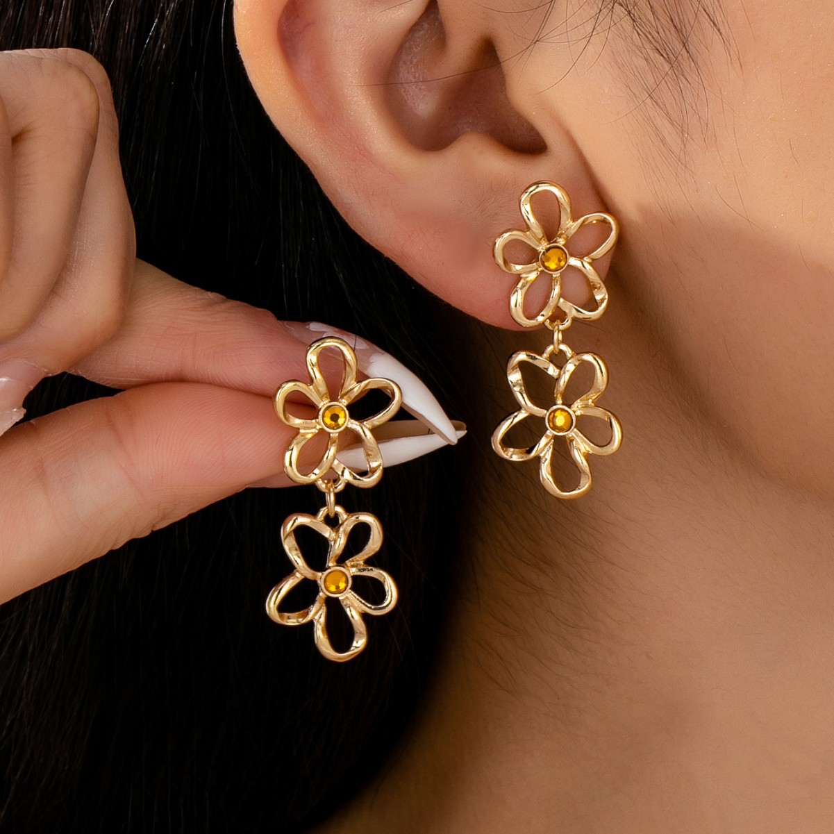 Cross-Border Xiyin Retro Style Niche Design Sweet Temperament Versatile Golden Hollow Flower Pendant Earrings for Women